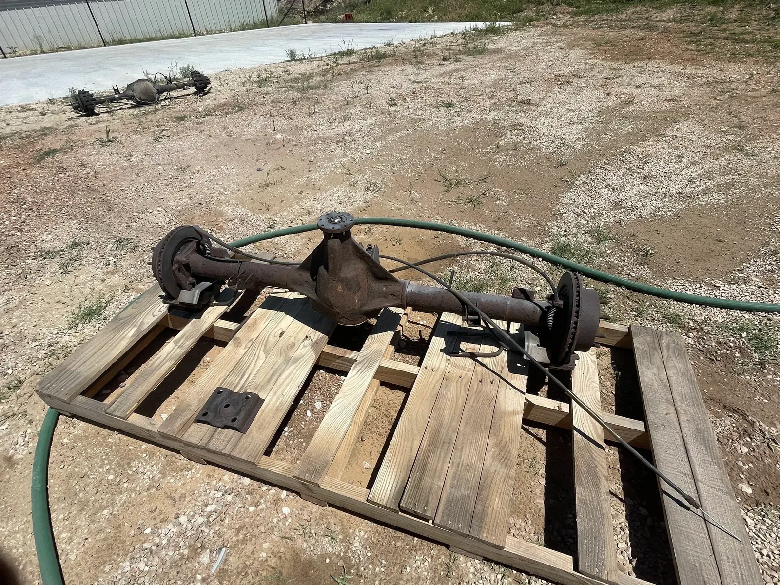 Industrial project: vehicle axle housing cleaned by sandblasting